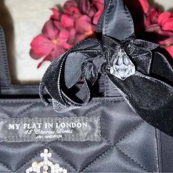 MY FLAT IN LONDON Quilted Bee Handbag